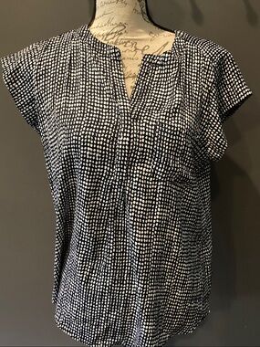 Liz Claiborne size medium short sleeved black& white patterned blouse v neck EUC